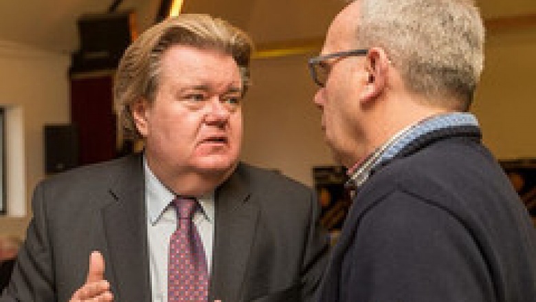 Der Euskirchener Landtagsabgeordnete Klaus Voussem im Gespräch mit dem Blankenheimer Bürger Stefan Lülsdorf beim Neujahrsempfang in Uedelhoven.