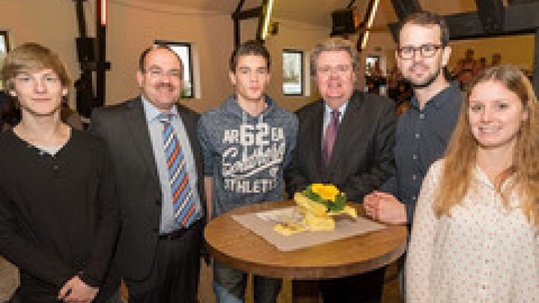 Auch Vertreter der Jungen Union Blankenheim waren beim Neujahrsempfang in Uedelhoven dabei. Hier präsentieren sie sich mit den Landtagsabgeordneten Dr. Ralf Nolten (2.v.l.) und Klaus Voussem (4.v.l.). 