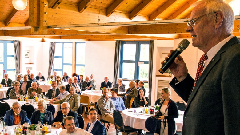 Hans-Josef Thelen begrüßt die zahlreichen Gäste