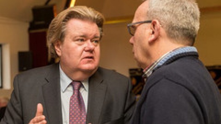 Der Euskirchener Landtagsabgeordnete Klaus Voussem im Gespräch mit dem Blankenheimer Bürger Stefan Lülsdorf beim Neujahrsempfang in Uedelhoven.