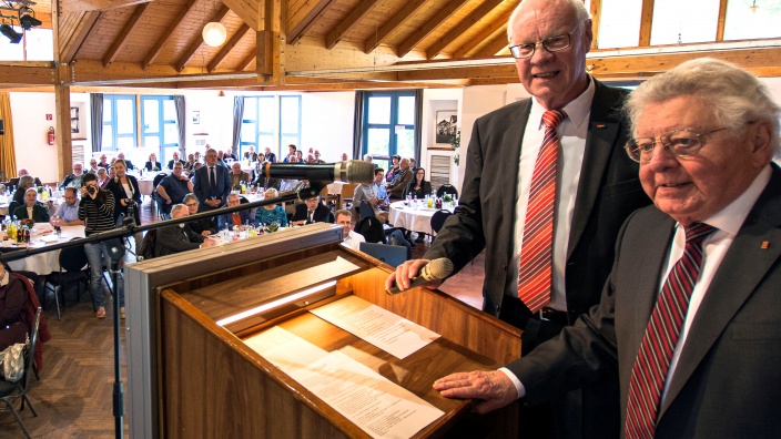 Hans-Josef Thelen gratuliert Alois Sommer zum Geburtstag (Foto: M. Maiworm)