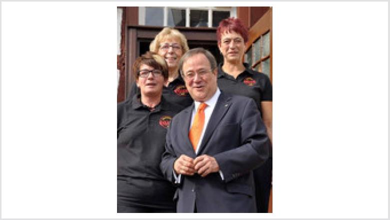Das Team der Gaststätte Gier mit dem Ministerpräsidenten Armin Laschet