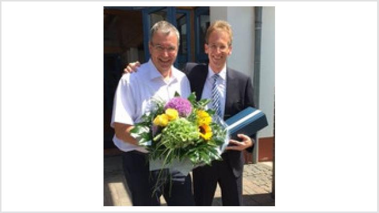 Detlef Seif, MdB bedankt sich mit Blumen bei Rolf Seel